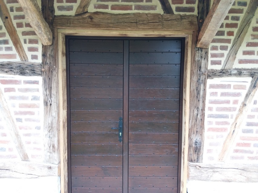 Porte chêne frises horizontales , vieillissement des bois, clous décoratifs BERTHAUD 71