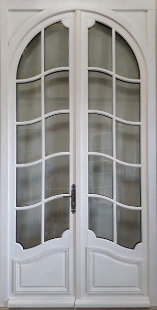 Porte-fenêtre 2 vantaux patrimoine plein cintre soubassement petits bois collés forme chapeau gendarme BERTHAUD 71