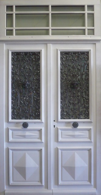 Porte entrée de style avec grilles décoratives fer forgé BERTHAUD Le Miroir 71