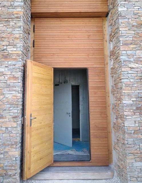 Porte mélèze sur mesure_portillon intégré_bardage funlam_menuiserie berthaud 71