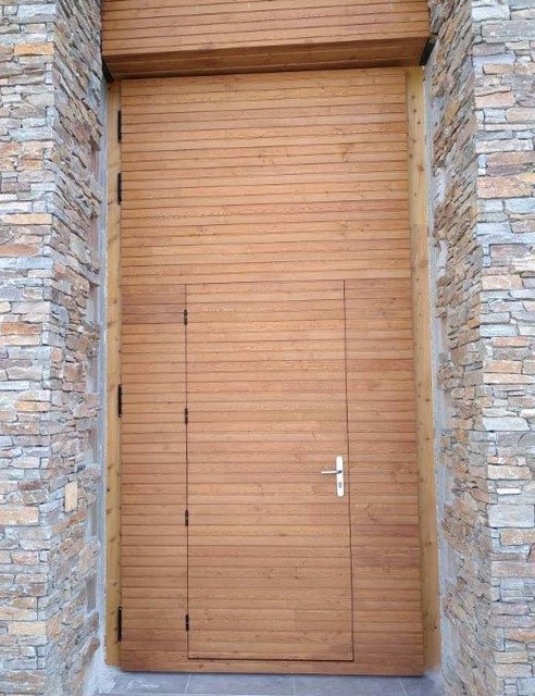 Porte mélèze sur mesure_portillon intégré_bardage funlam_berthaud 71