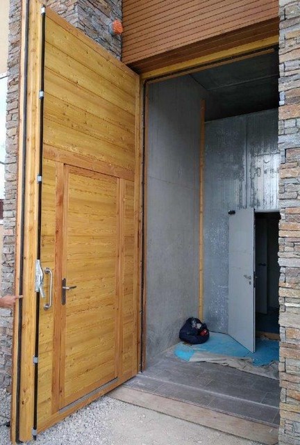 Porte mélèze sur mesure_portillon intégré_menuiserie berthaud 71